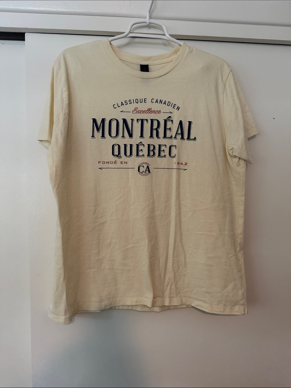 Women’s Cream Montréal Québec Graphic Tee XL